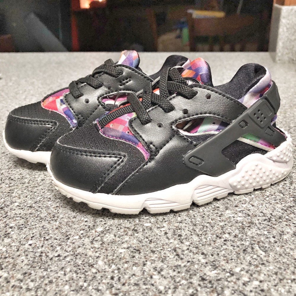 Toddler girls Nike Huarache sneakers